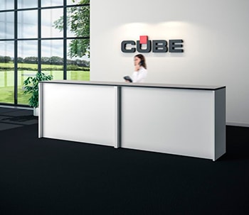 Hvid skranke med logovæg hos Cube