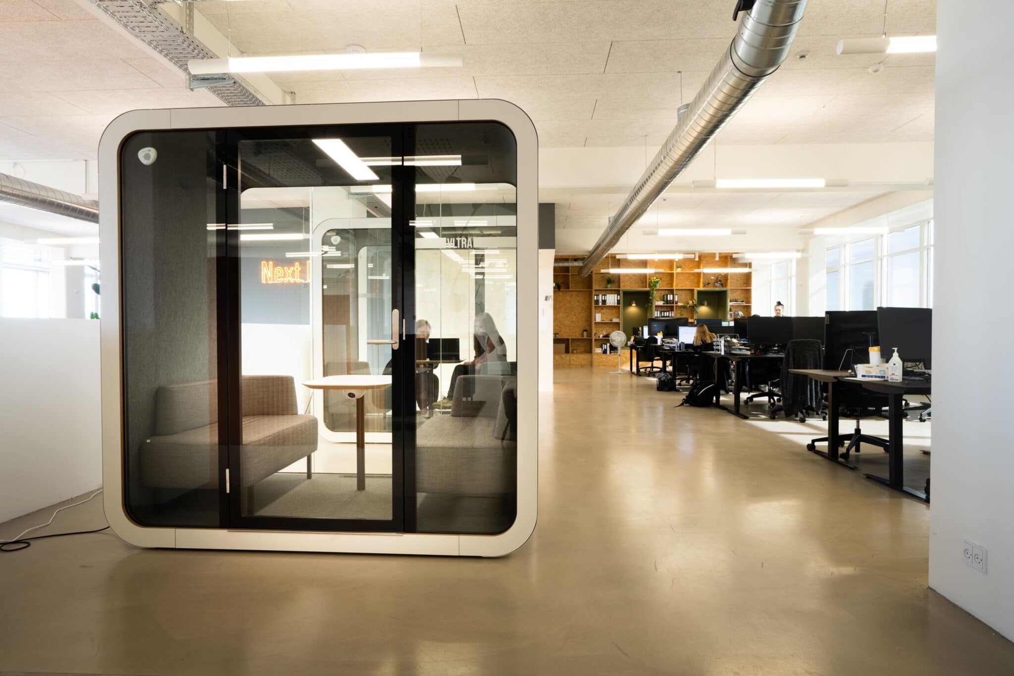 arbejdspladser-hovedkontor-indretningsloesning-design-BOTIUM-pods-booths-Framery-rum-i-rum-activitybased-working
