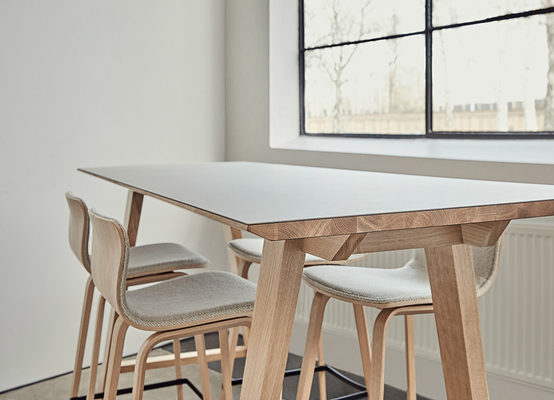 Kontormøbler-Magnus-Olesen-Bar-Table-wood-BOTIUM-mødebord-kantinebord