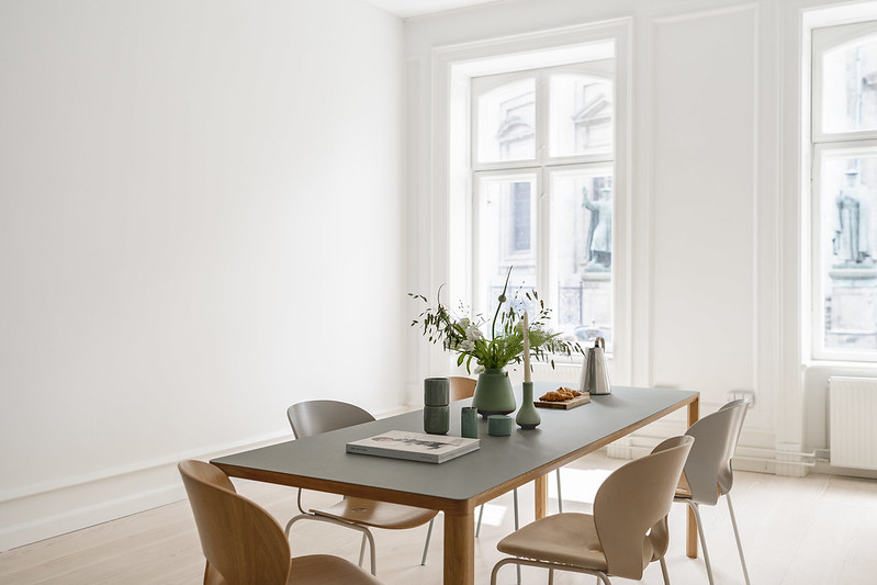 Kontormøbler-Magnus-Olesen-Slender-table-BOTIUM-mødebord-kantinebord-3